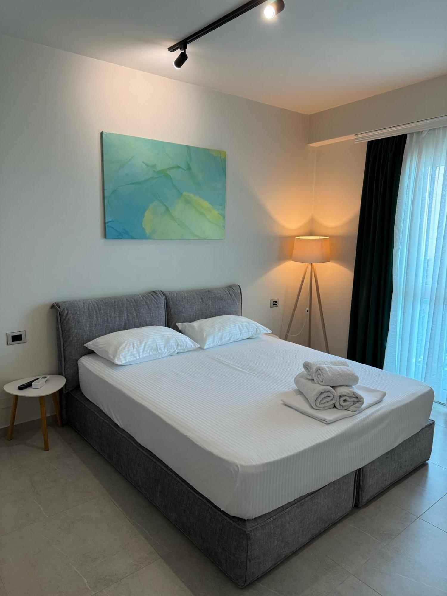Stay-Five Rooms & Apartments Shkodër Extérieur photo